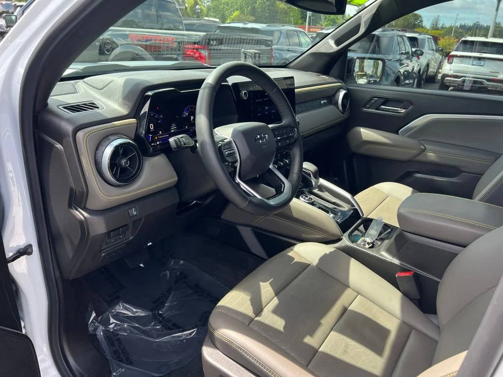 2025 Chevrolet Colorado ZR2 - Photo 11