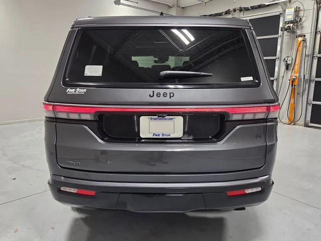New 2026 Baltic-Gray Metallic Clear-Coat Exterior Paint Jeep Limited Altitude image 10