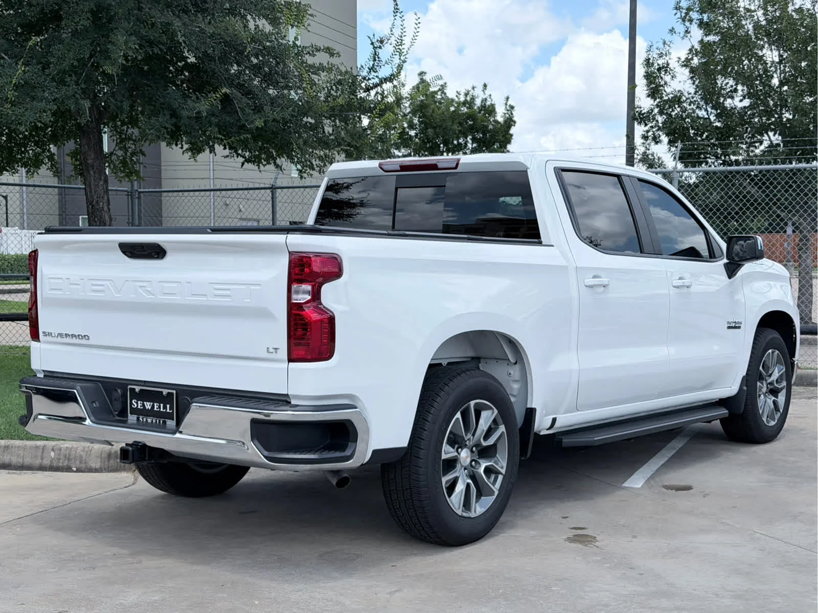 Used 2025 Summit White Chevrolet LT image 4