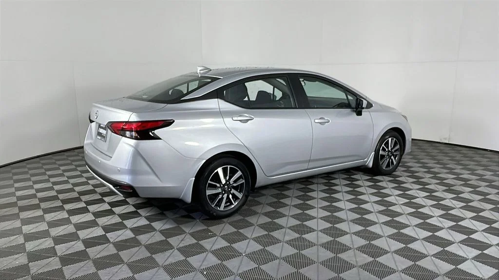 Used 2025 Silver Nissan 1.6 SV image 4
