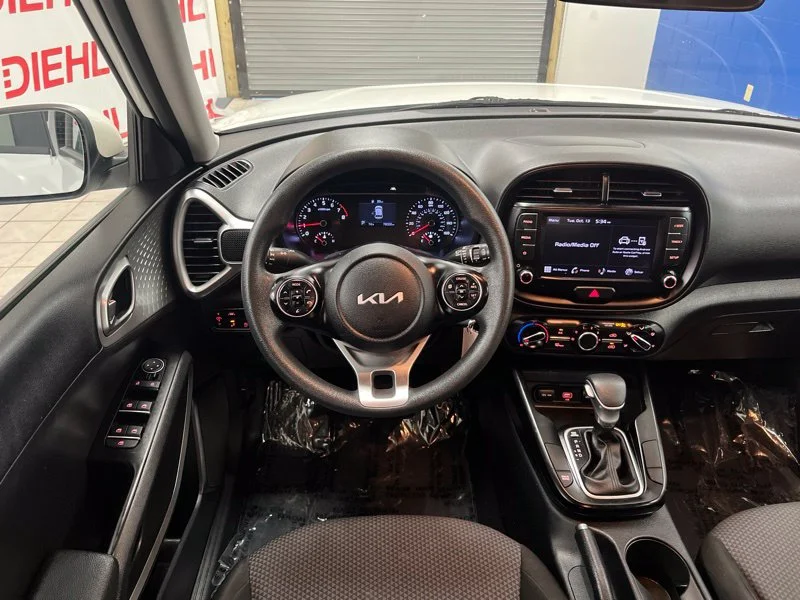 Used 2022 White Kia LX image 29