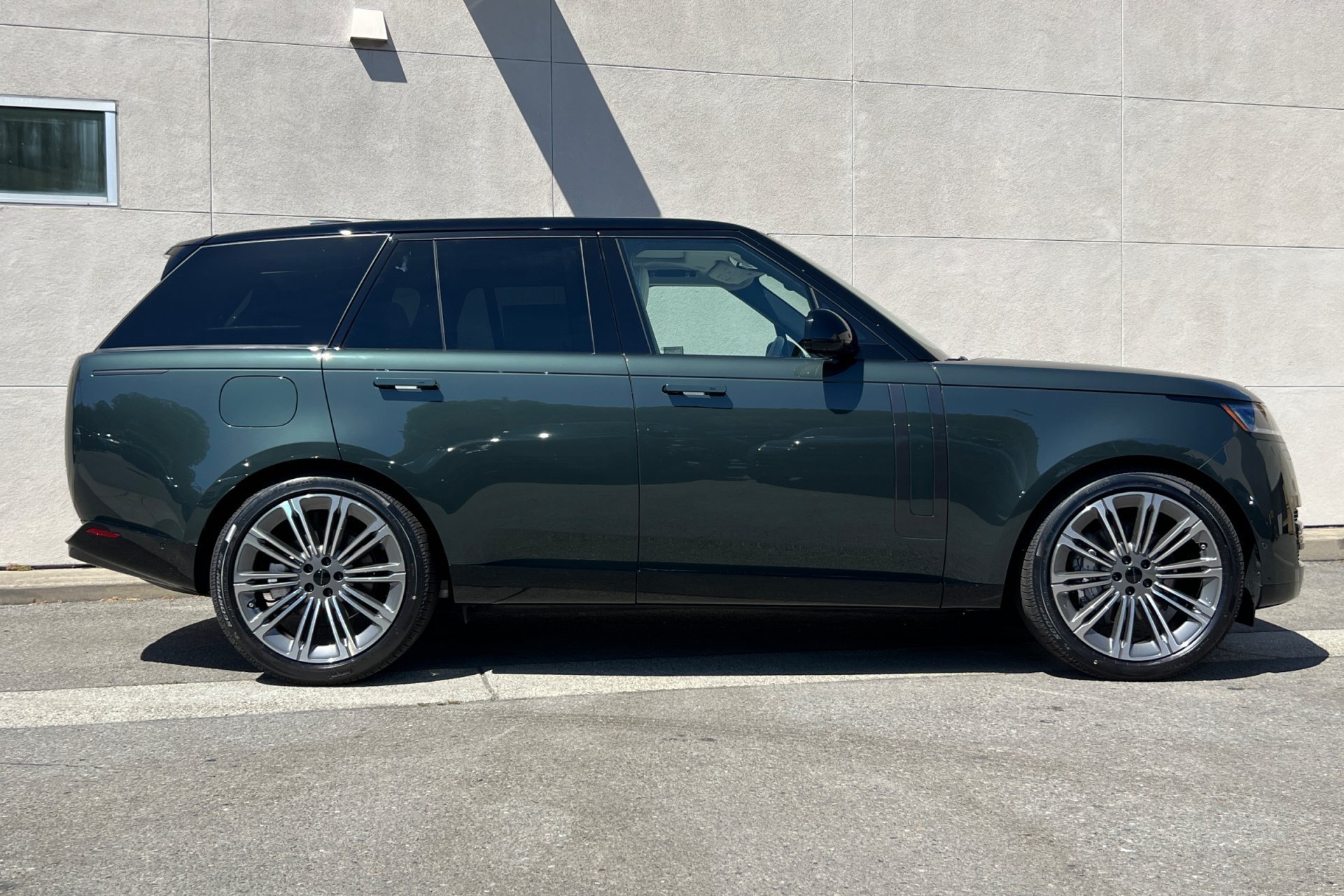 New 2026 Belgravia Green Land Rover SE image 8