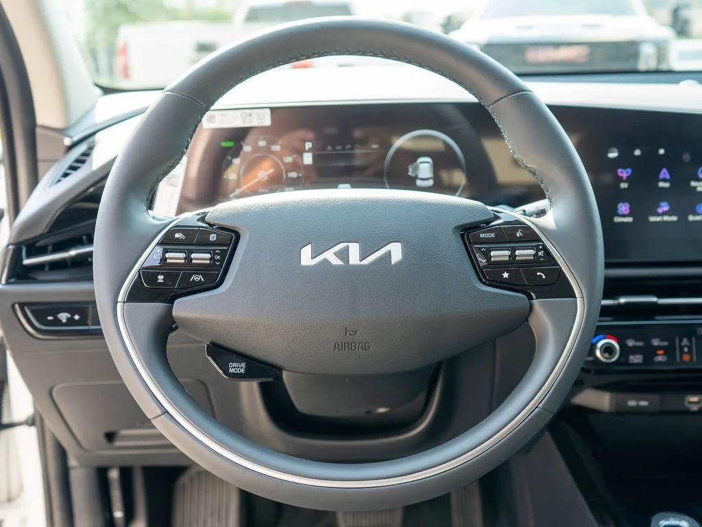 New 2026 Snow White Pearl Kia WIND image 14