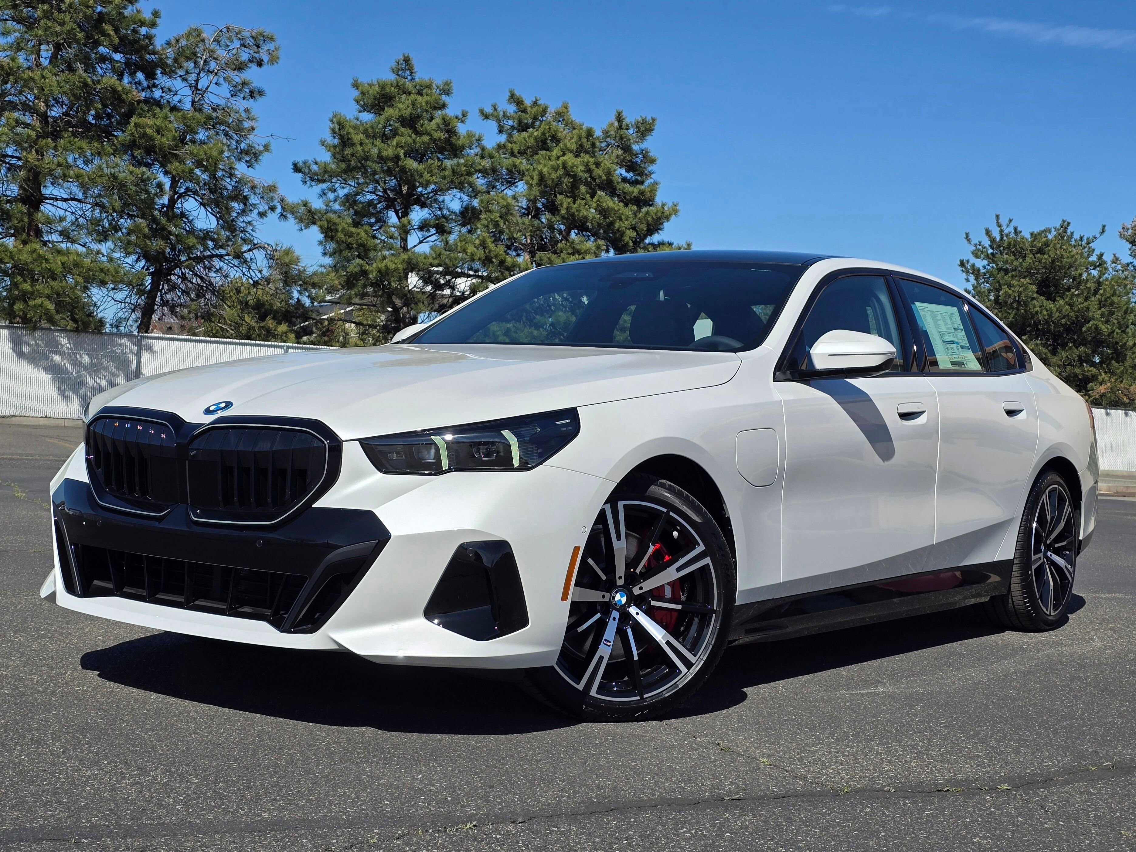2026 BMW 5 Series 550e - Photo 32