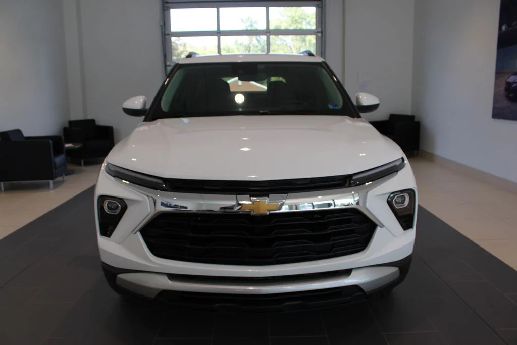 Used 2025 White Chevrolet LT image 13