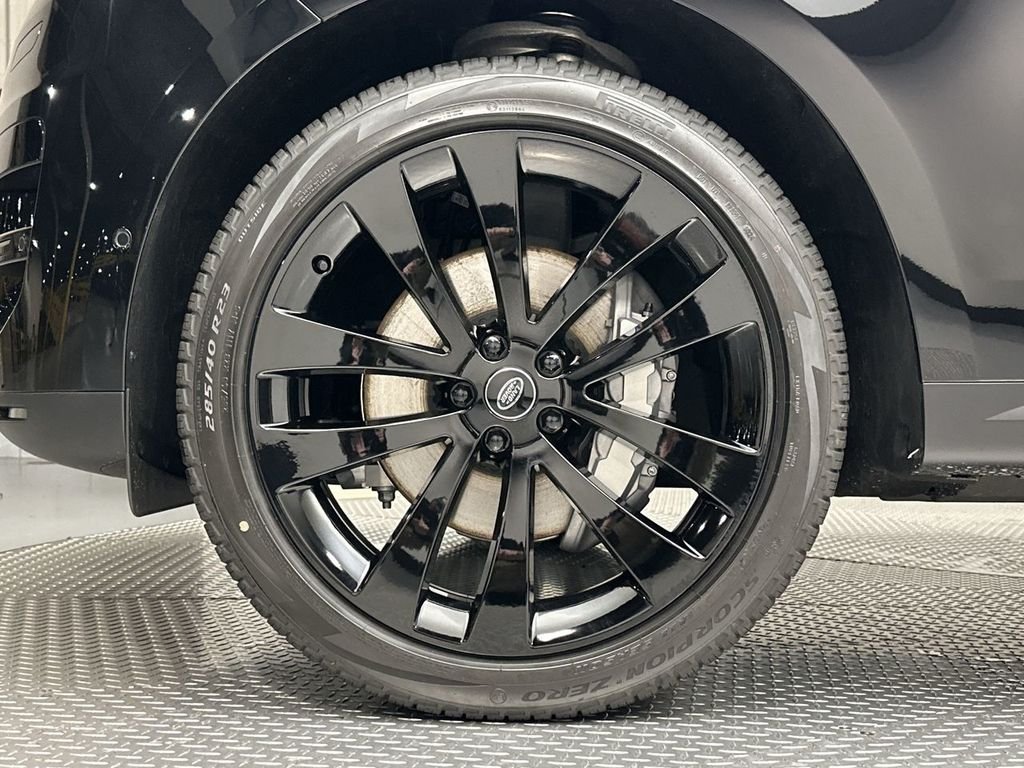 Used 2024 Santorini Black Metallic Land Rover SE image 10