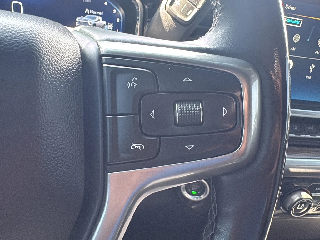 Used 2025 Summit White Chevrolet  image 21