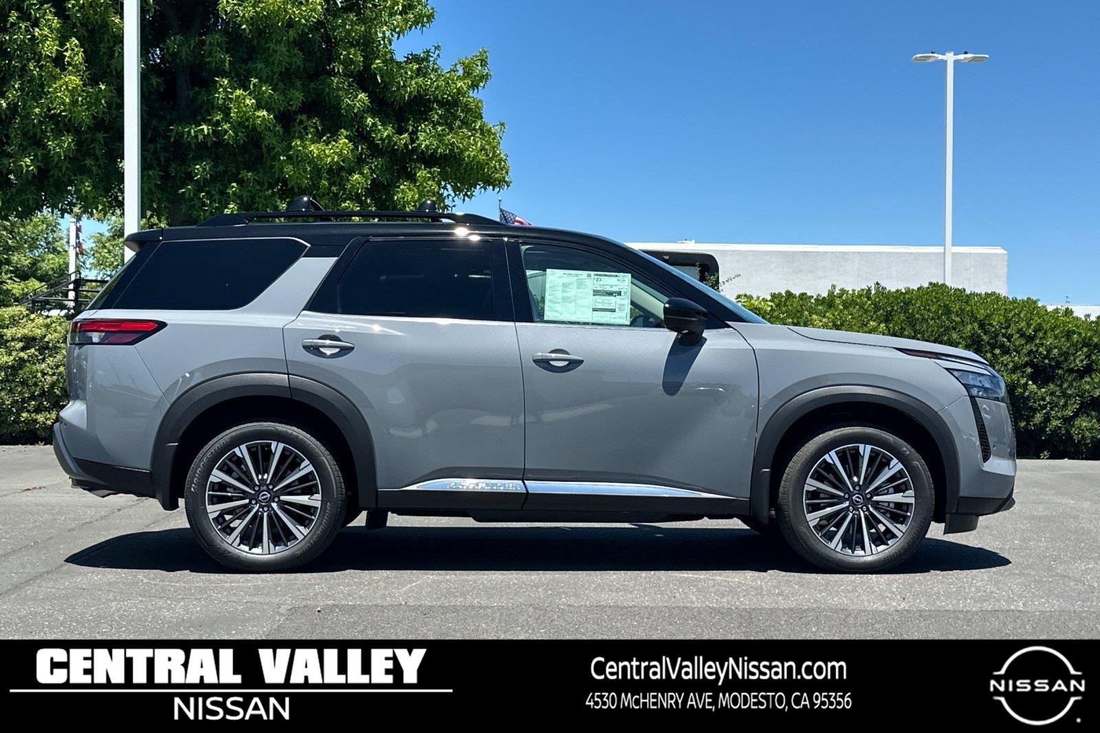 New 2026 Boulder Gray Pearl/Super Black Nissan Platinum image 3