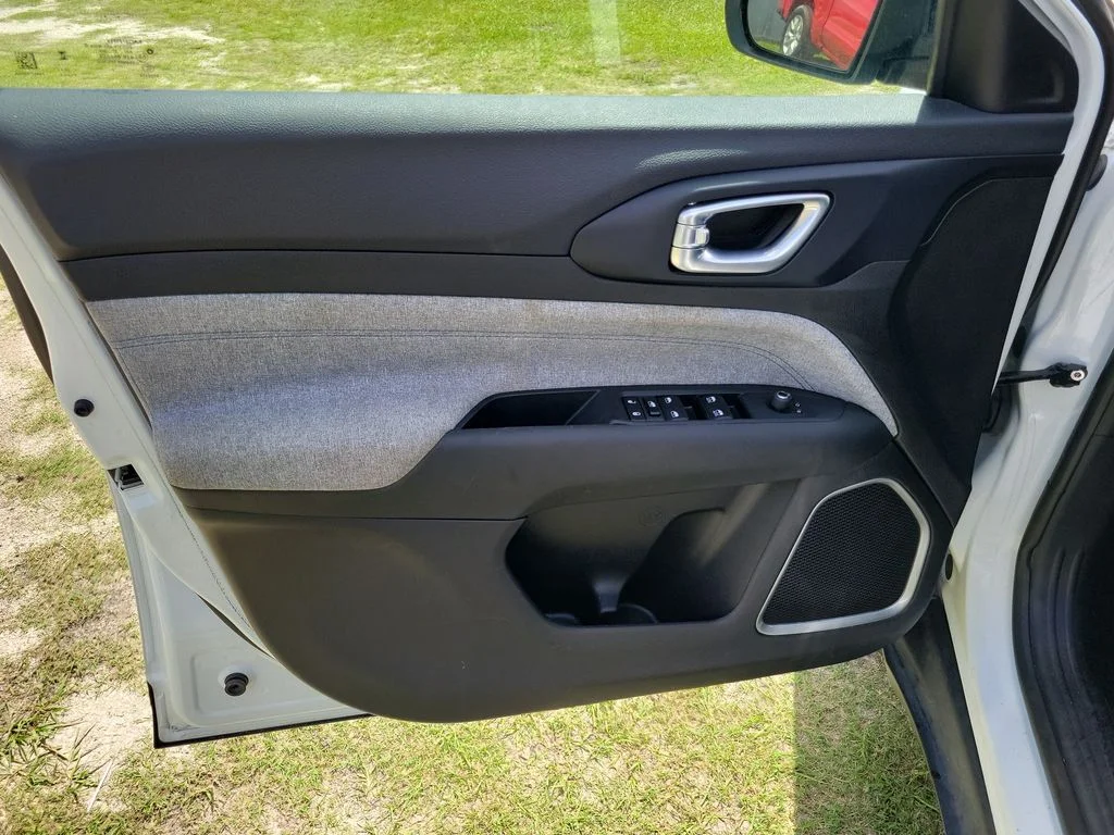 Used 2024 Bright White Clearcoat Jeep Latitude image 17