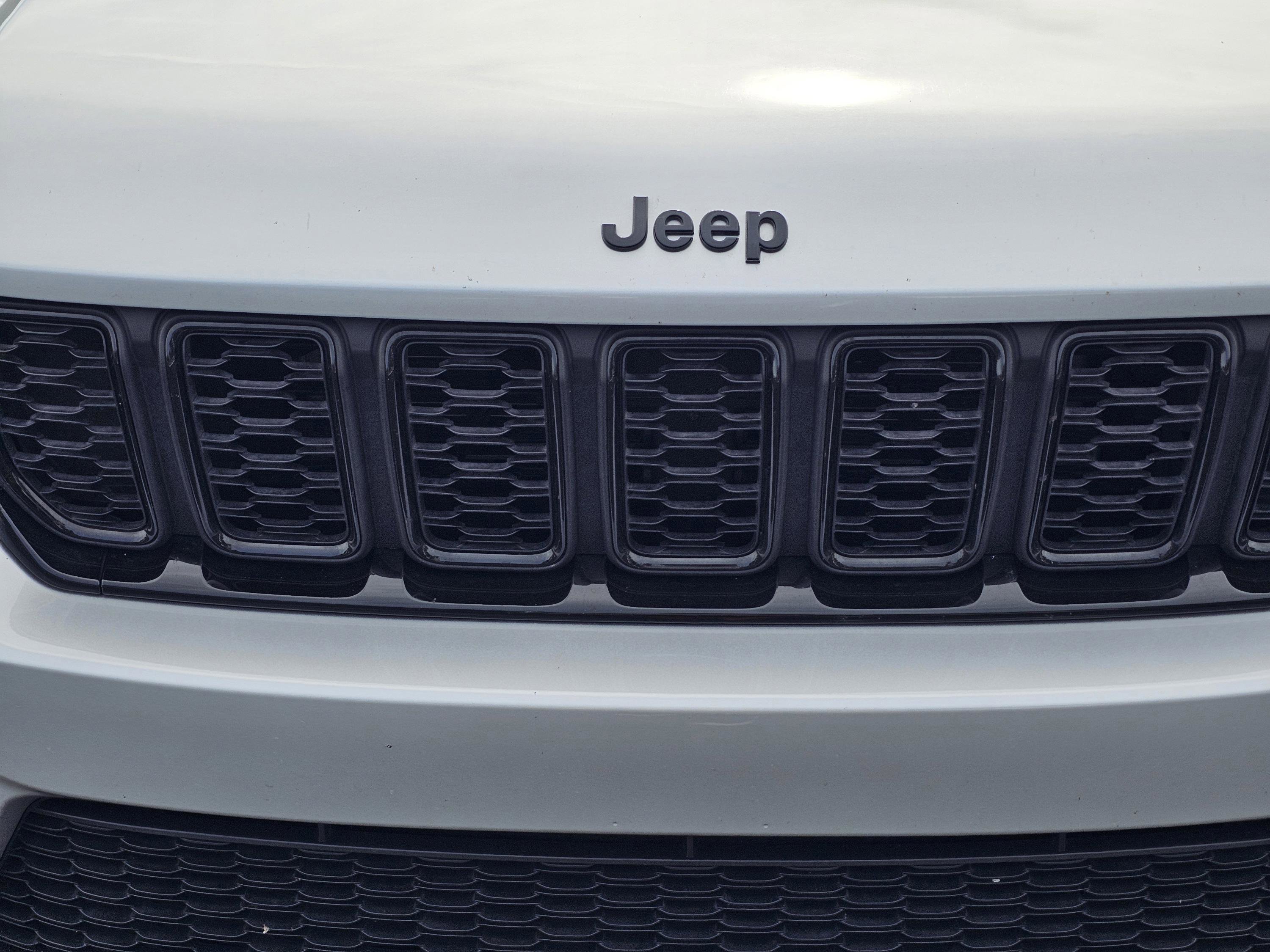 Used 2025 Silver Zynith Jeep Altitude image 3