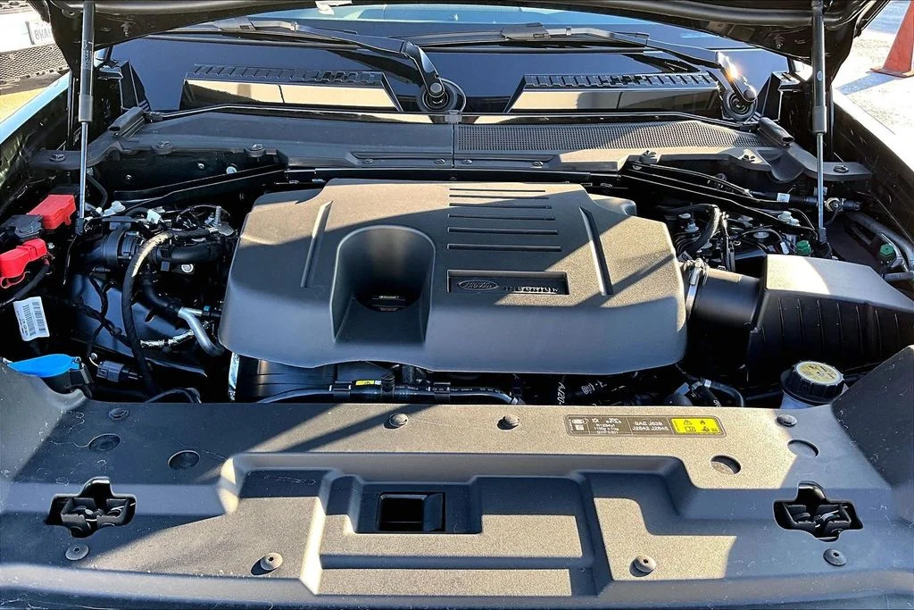 New 2026 Black Land Rover X-Dynamic SE image 13
