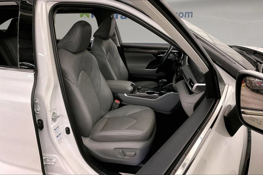 Used 2022 Beige Toyota Platinum image 10