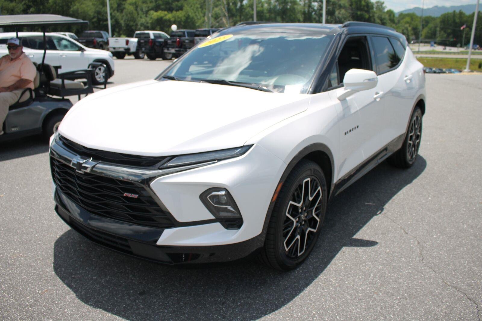 Used 2025 Iridescent Pearl Tricoat Chevrolet RS image 4