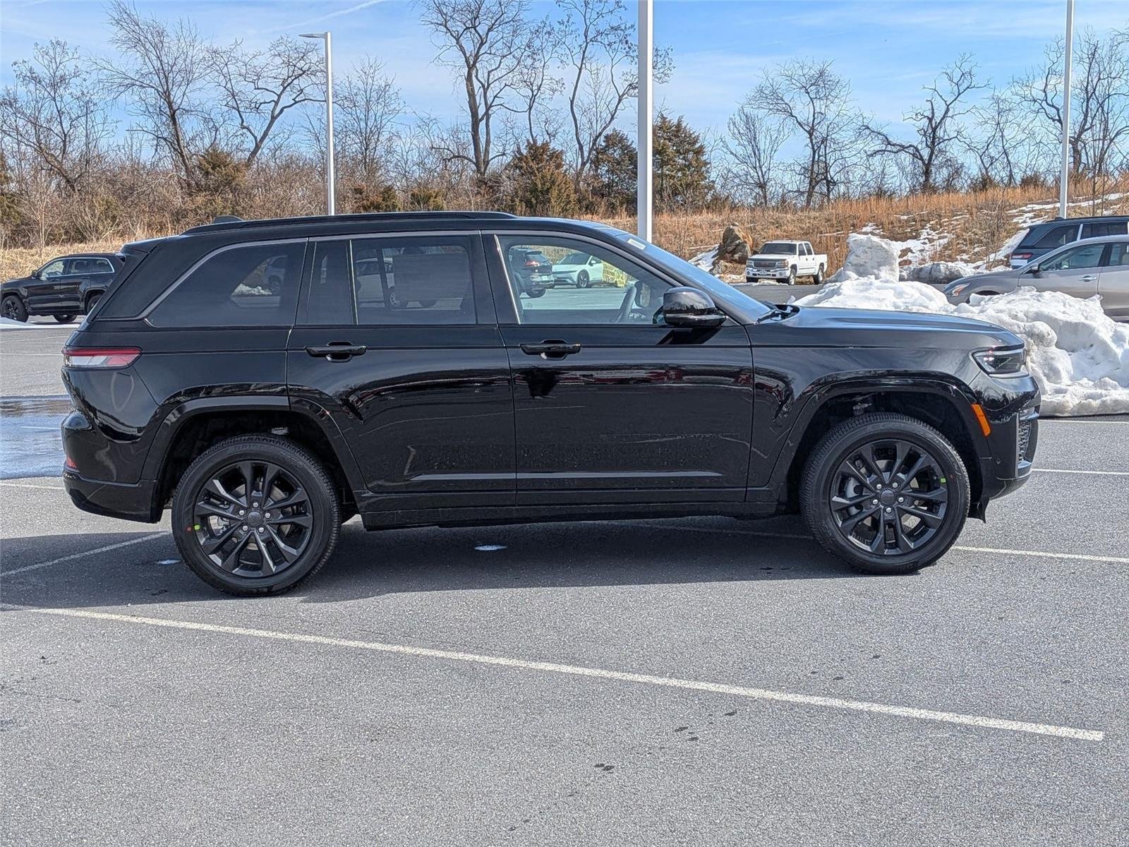 New 2026 Diamond Black Crystal Pearl-Coat Exterior Paint Jeep Limited Reserve image 4