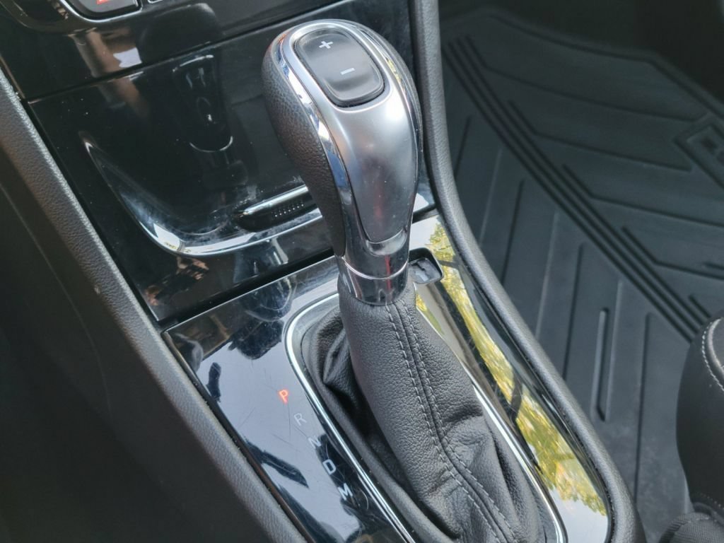 Used 2018 Summit White Buick Essence image 35