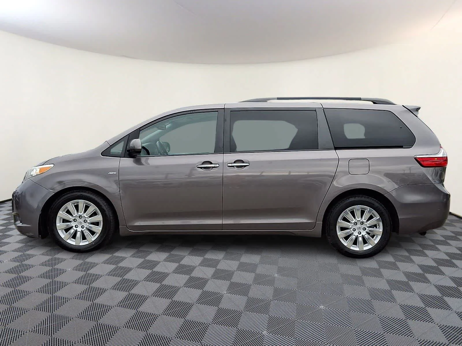 Used 2016 Predawn Gray Mica Toyota XLE Premium image 8