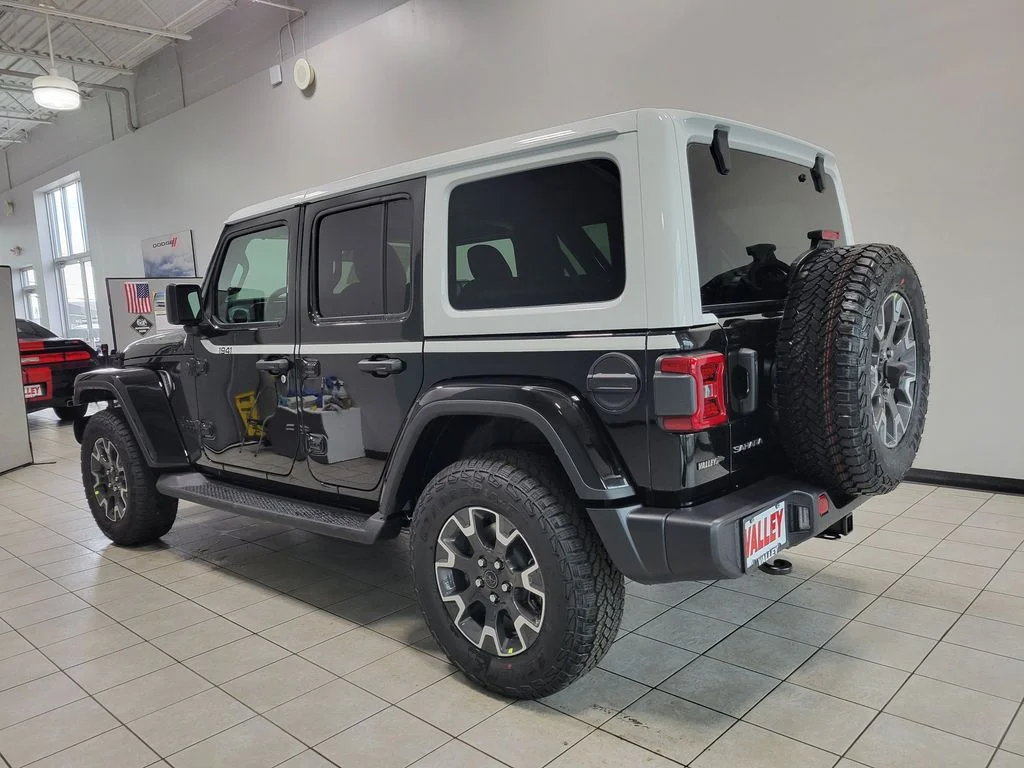 New 2026 Black Clear-Coat Exterior Paint Jeep Sahara image 6