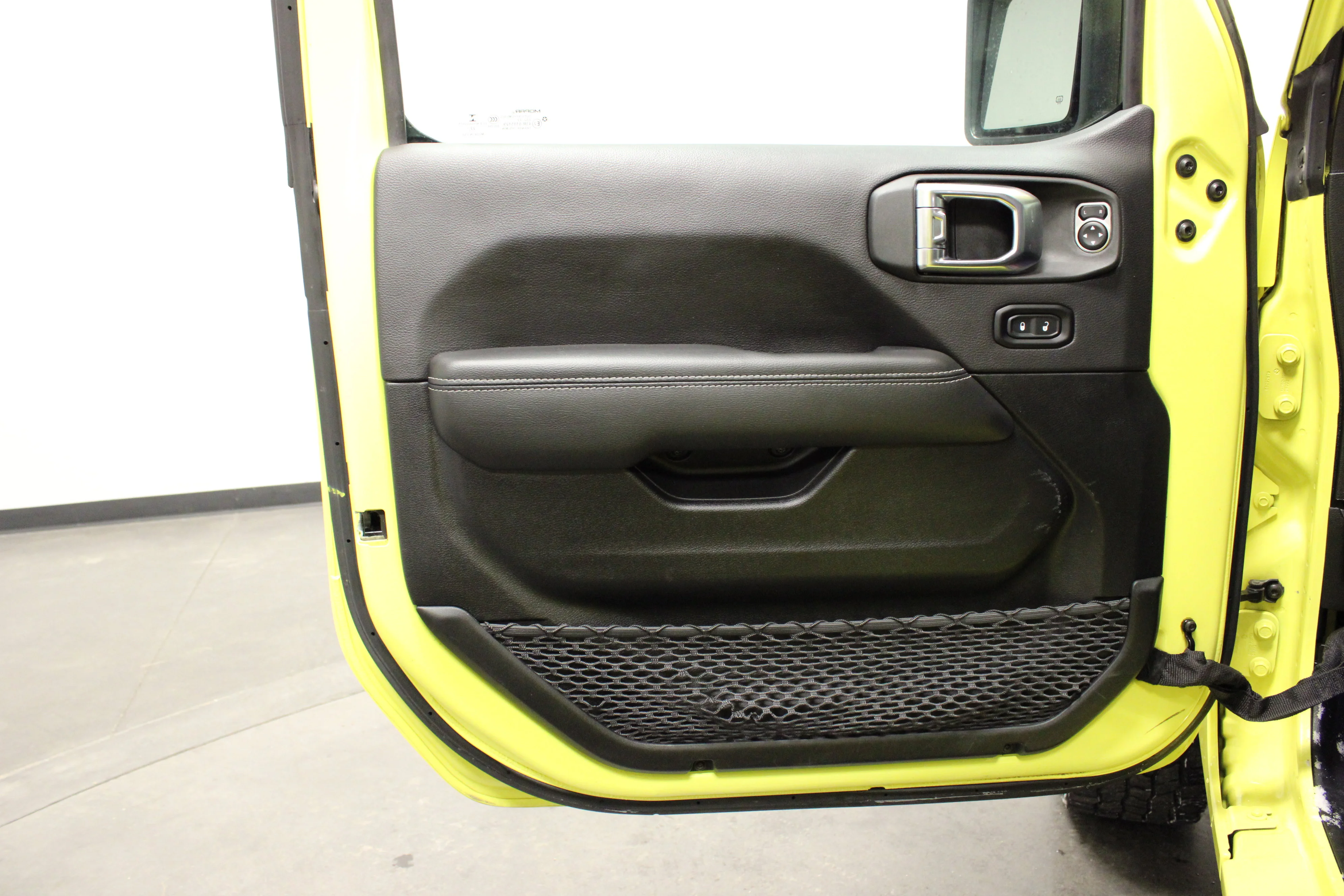 Used 2023 High Velocity Clearcoat Jeep Sahara image 17