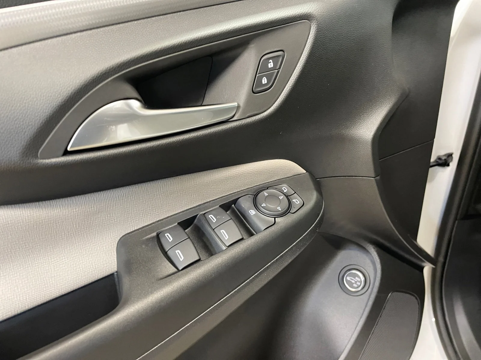 New 2026 White Frost Tricoat Buick Avenir image 13