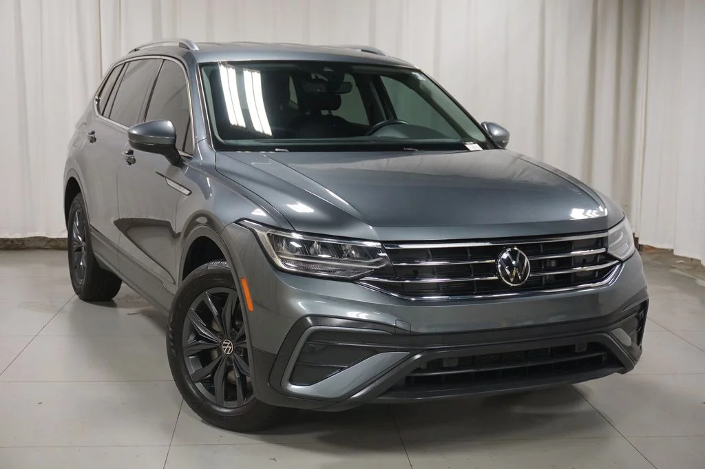 Certified Used 2023 Platinum Gray Metallic Volkswagen 2.0T SE image 4