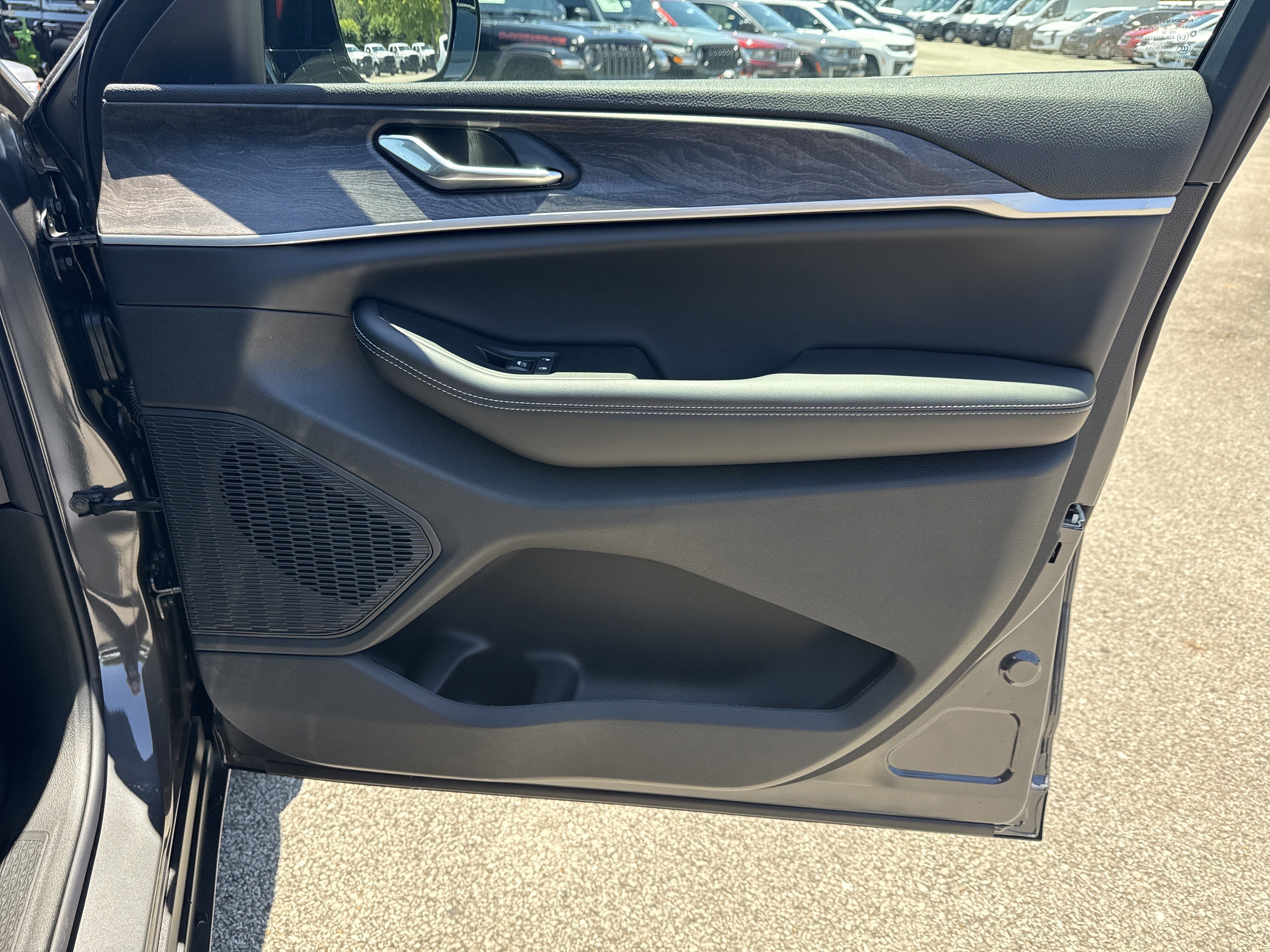New 2026 Baltic Gray Metallic Clear-Coat Exterior Paint Jeep Altitude image 15