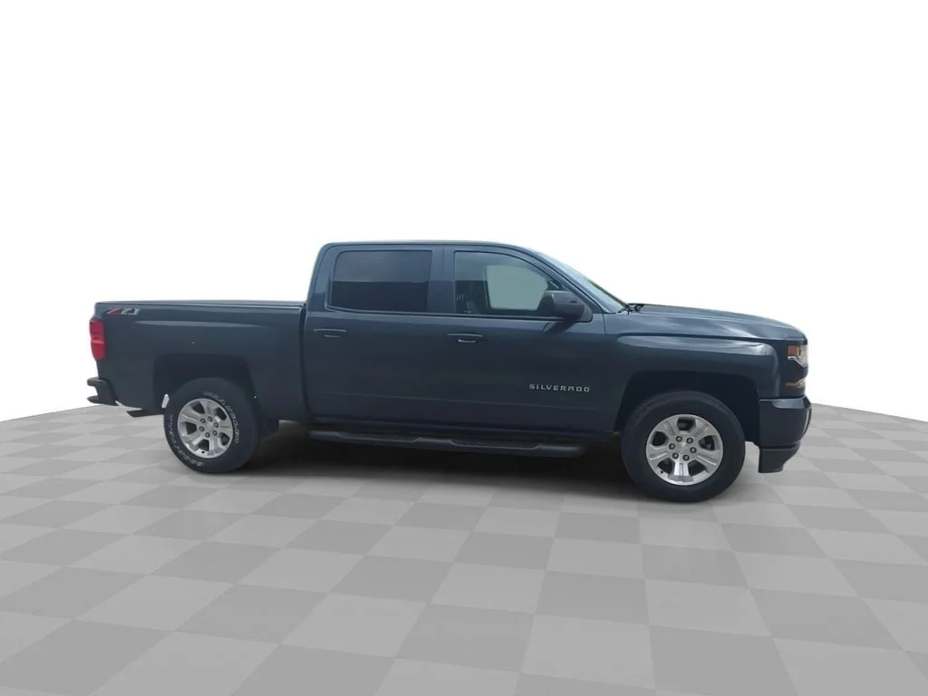 Used 2018 Gray Chevrolet LT image 9