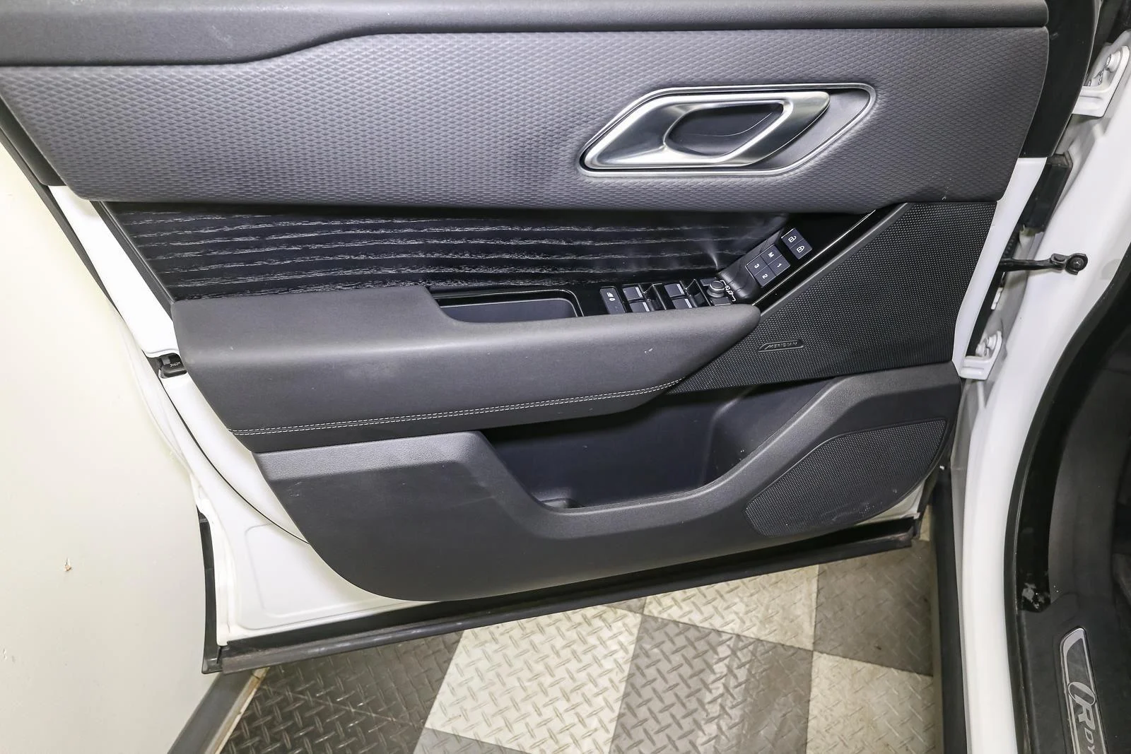 Used 2023 Fuji White Land Rover R-Dynamic S image 42