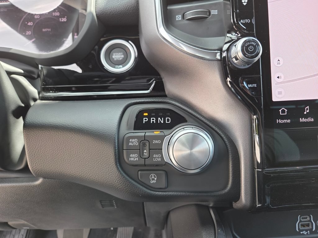 New 2026 Diamond Black Crystal Pearl-Coat Exterior Paint RAM Laramie image 30