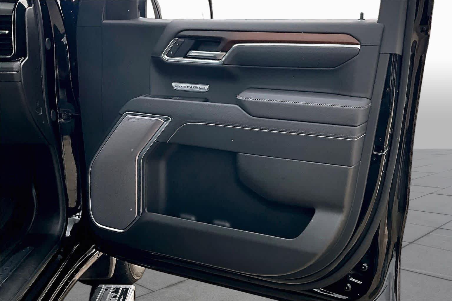 Used 2025 Onyx Black GMC Denali image 23