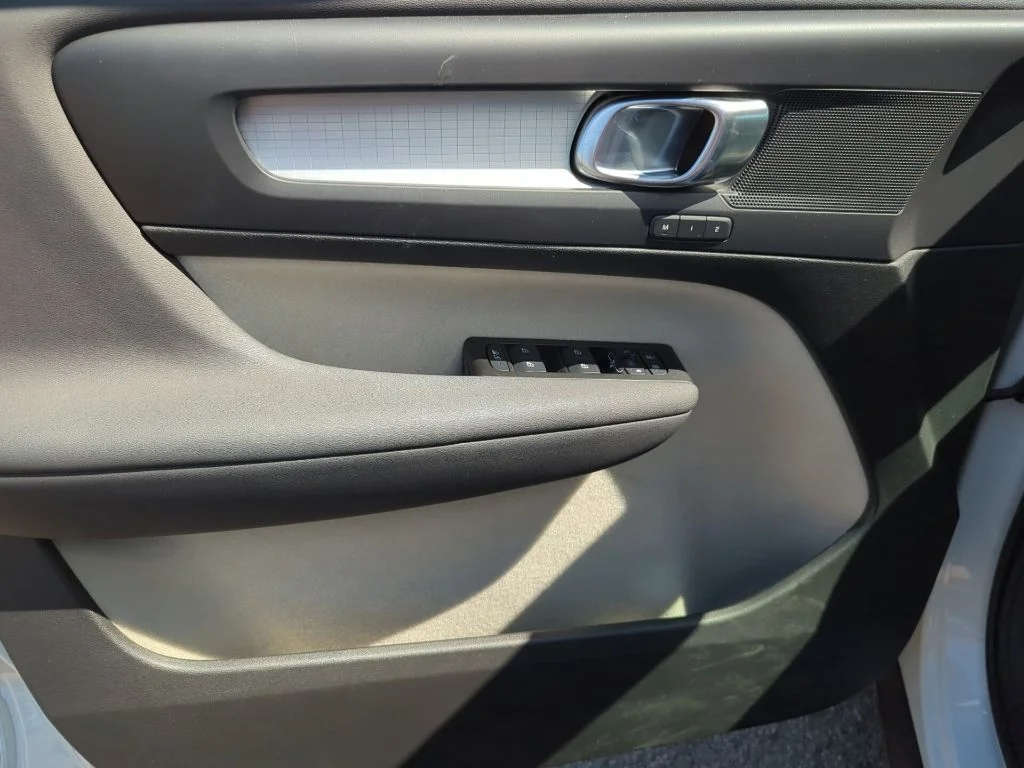 Used 2021 White Volvo Momentum image 10