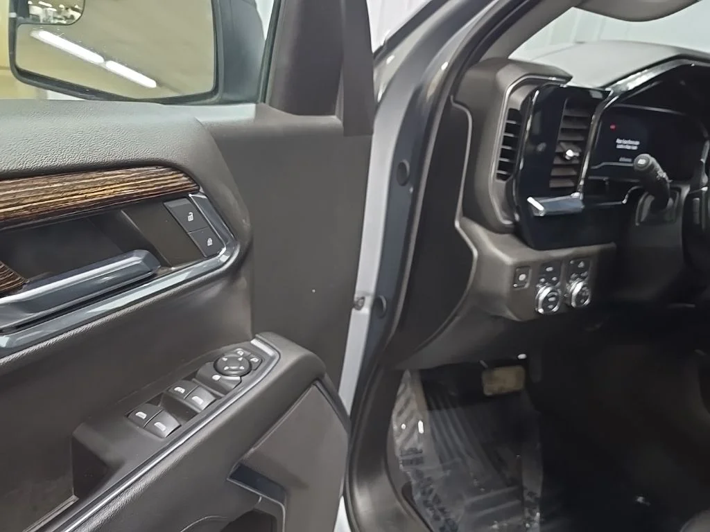 Used 2024 Silver GMC Elevation image 26