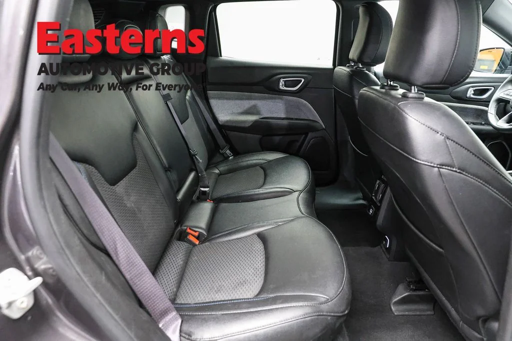 Used 2024  Jeep Latitude image 22