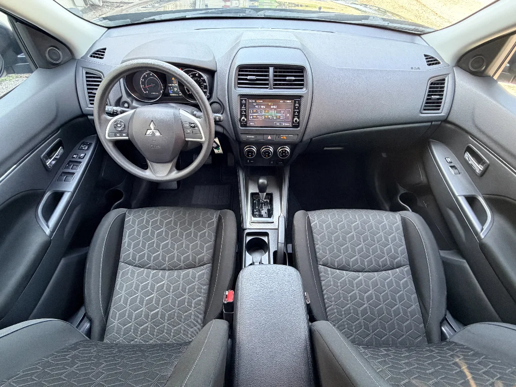 Used 2025 Labrador Black Pearl Mitsubishi ES image 13