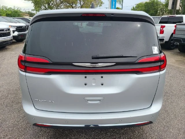 Used 2023 Silver Chrysler Touring L image 4