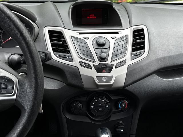 Used 2013 Ingot Silver Metallic Ford SE image 10