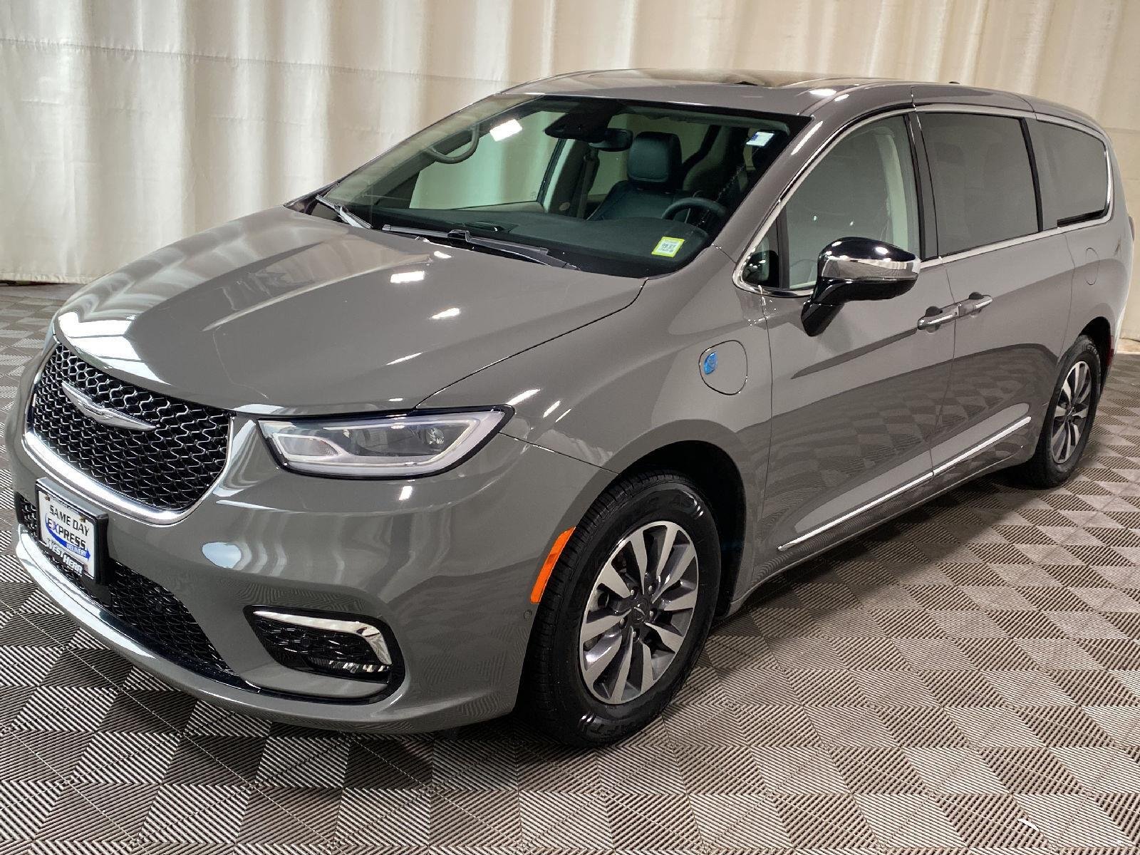 Used 2023 Ceramic Gray Clearcoat Chrysler Hybrid Limited image 7