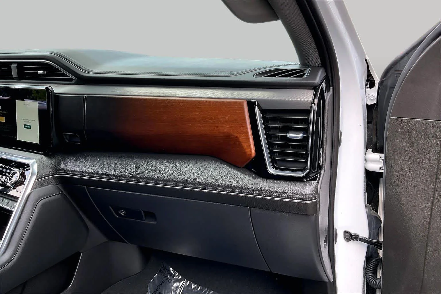 Used 2023 White Frost Tricoat GMC Denali image 19