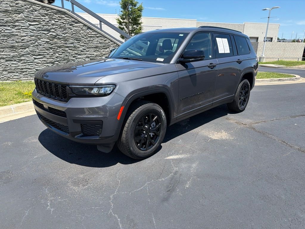 Used 2024 Gray Jeep Altitude image 3
