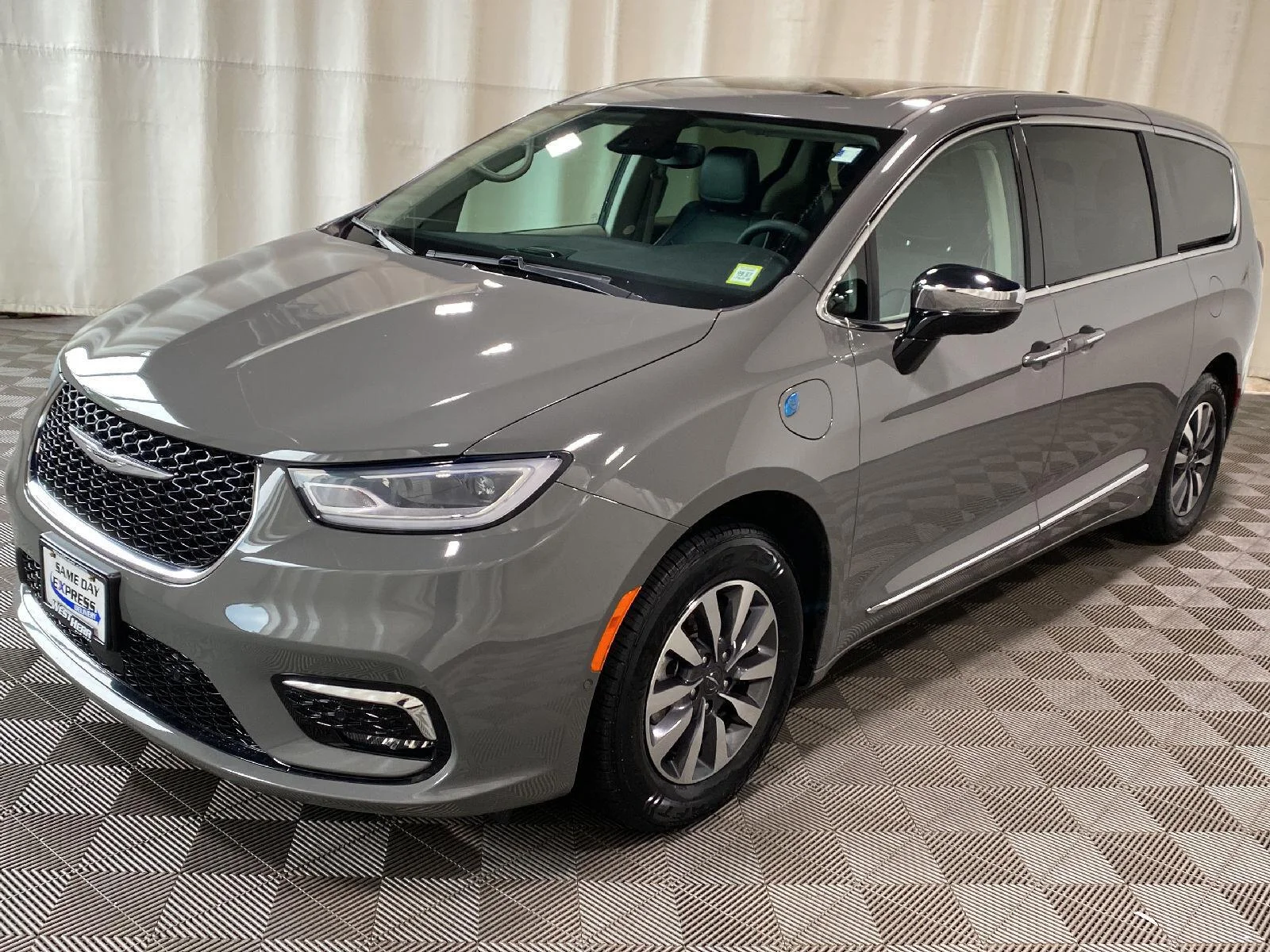 Used 2023 Ceramic Gray Clearcoat Chrysler Hybrid Limited image 7