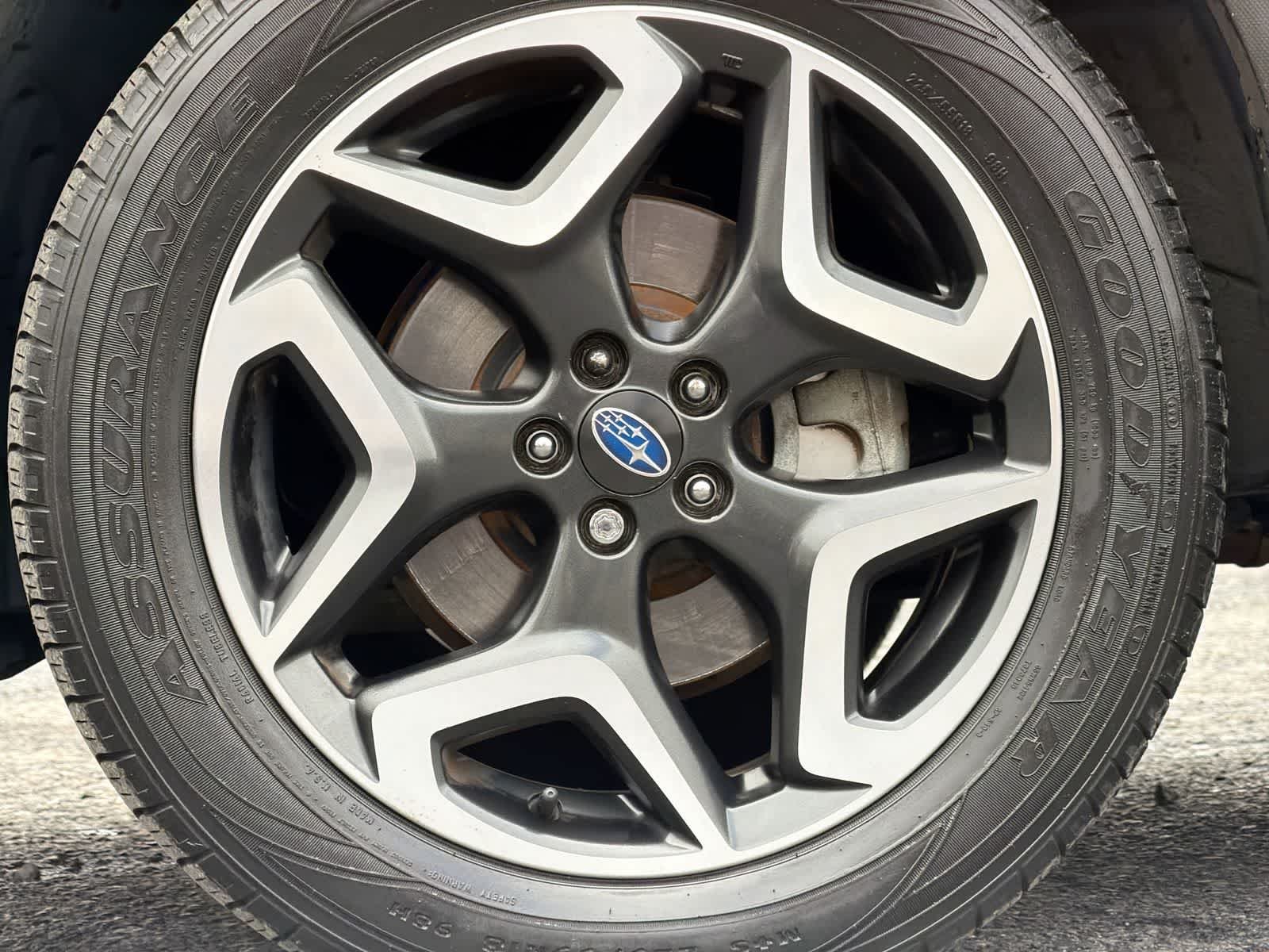 Used 2019 Ice Silver Metallic Subaru Limited image 14
