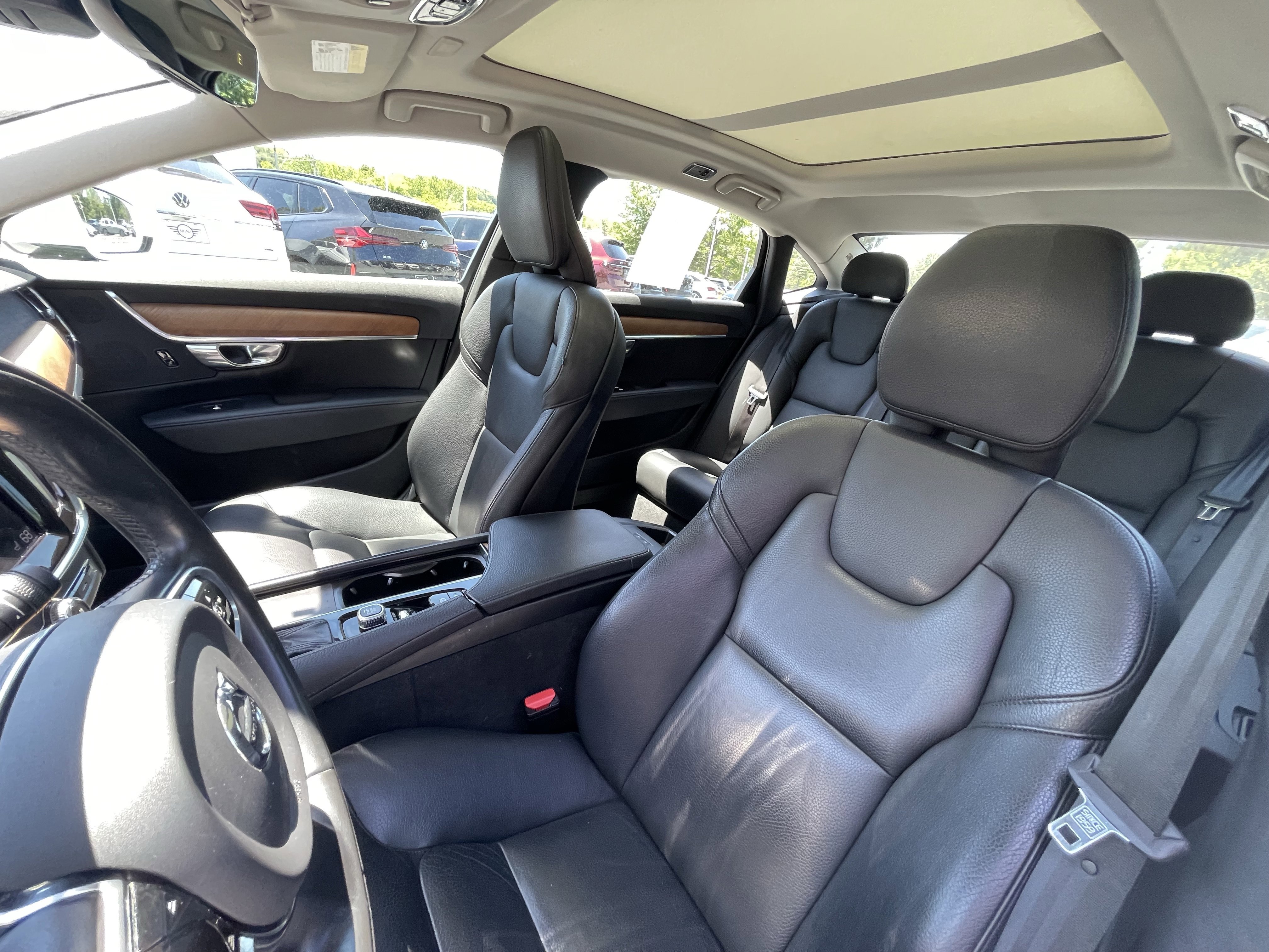 Used 2021 WHITE Volvo T6 Momentum image 8