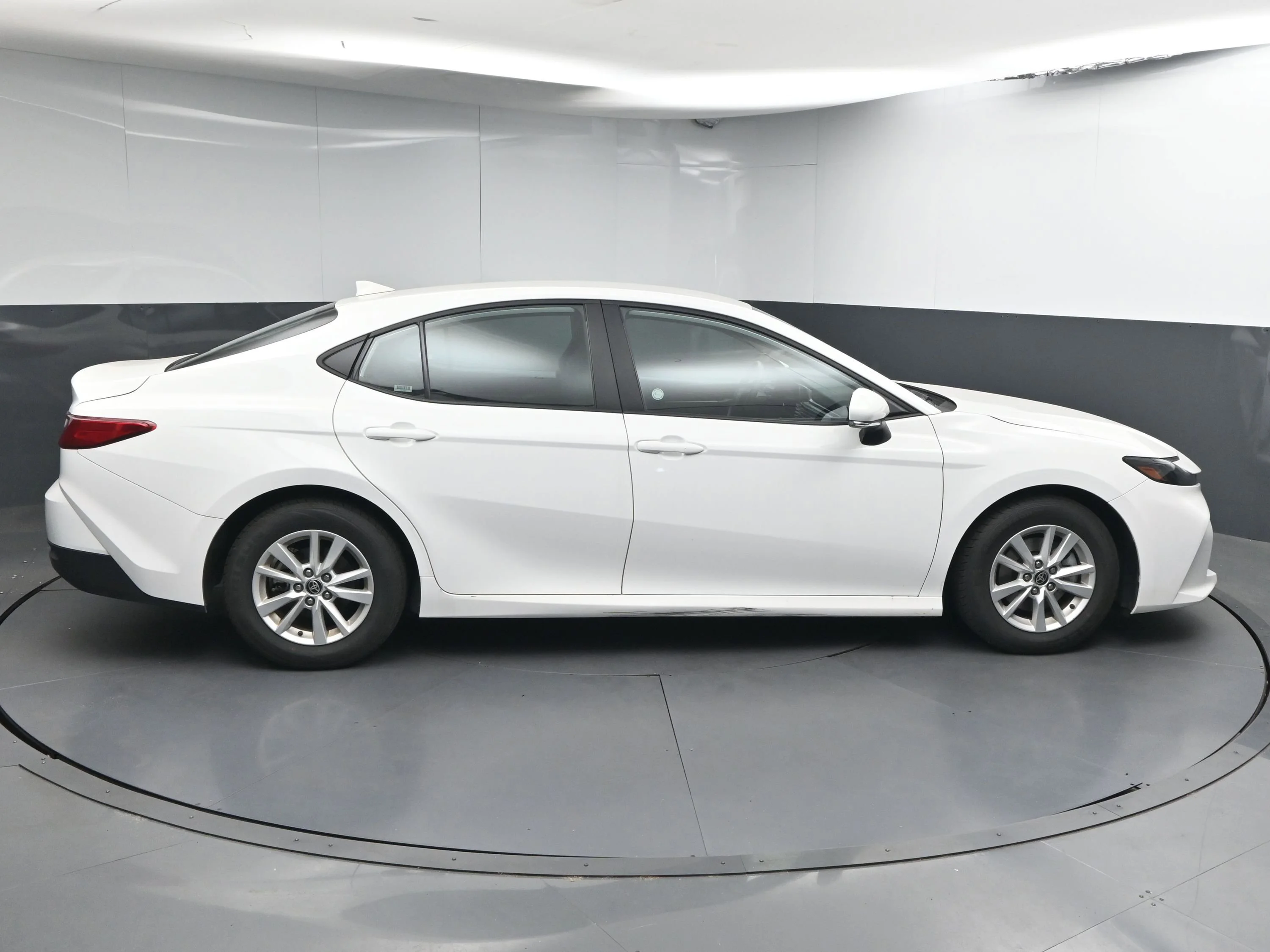 Used 2025 Ice Toyota LE image 8
