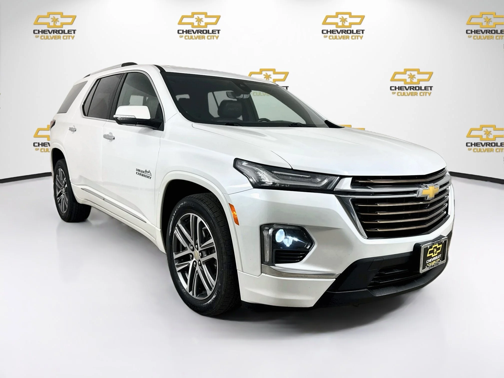 Used 2023 IRIDESCENT PEARL TRICOAT Chevrolet High Country image 1