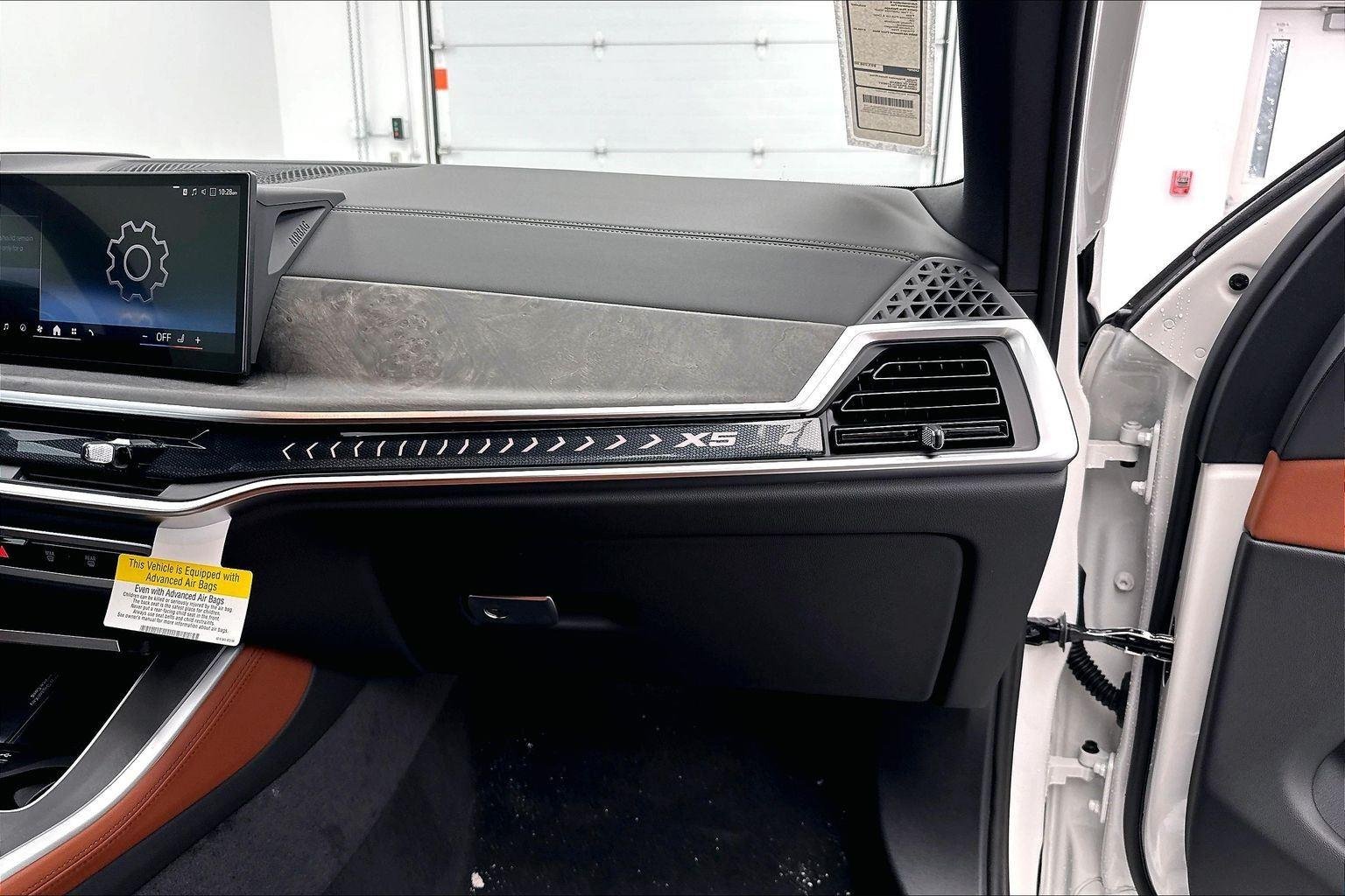 New 2026 Mineral White Metallic BMW xDrive50e image 33