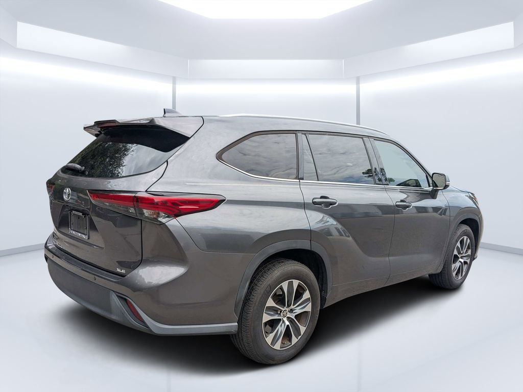 Used 2022 Gray Toyota XLE image 4