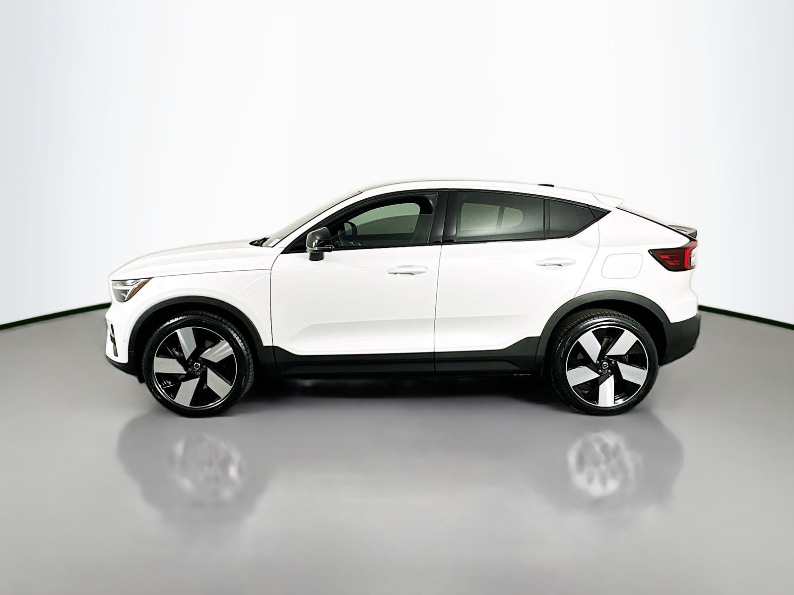 Used 2023 Crystal White Volvo Ultimate image 4