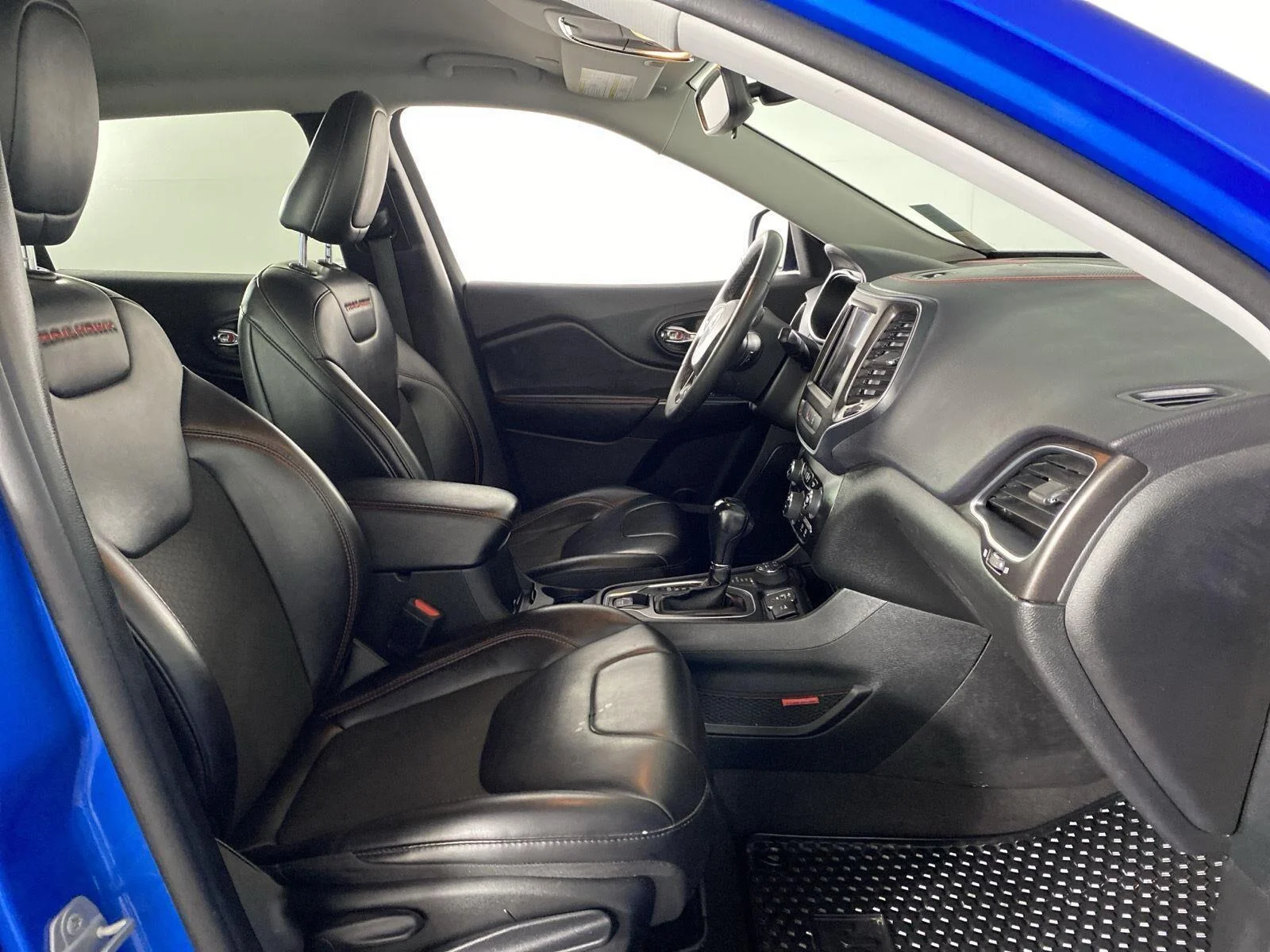 Used 2022 Hydro Blue Pearlcoat Jeep Trailhawk image 5