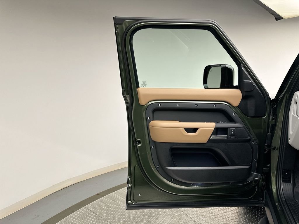 New 2026 Woolstone Green Land Rover X-Dynamic SE image 17