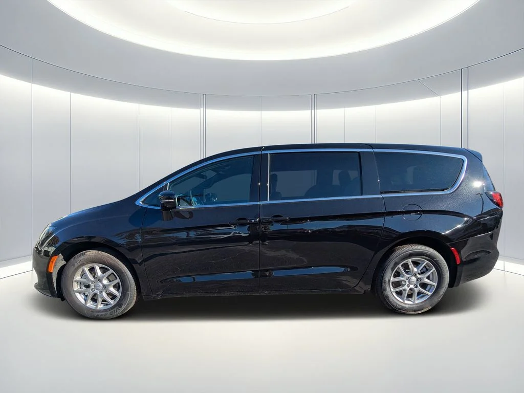 New 2026 Diamond Black Crystal Pearl-Coat Exterior Paint Chrysler LX image 6