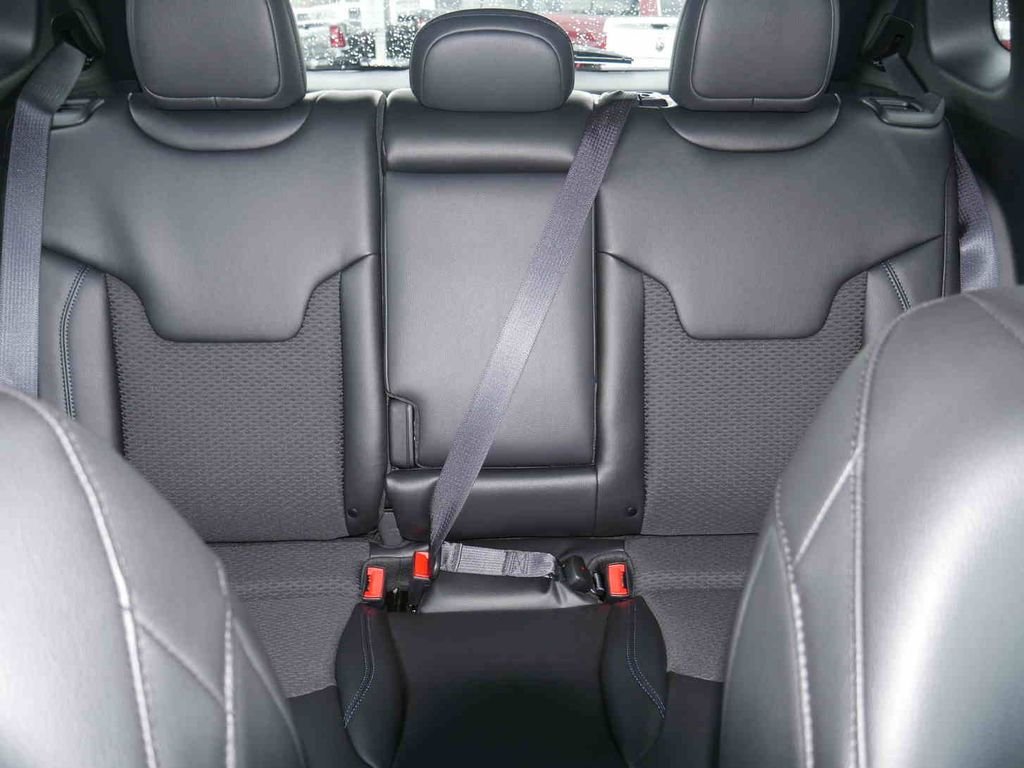New 2026 Bright White Clearcoat Jeep Latitude image 33